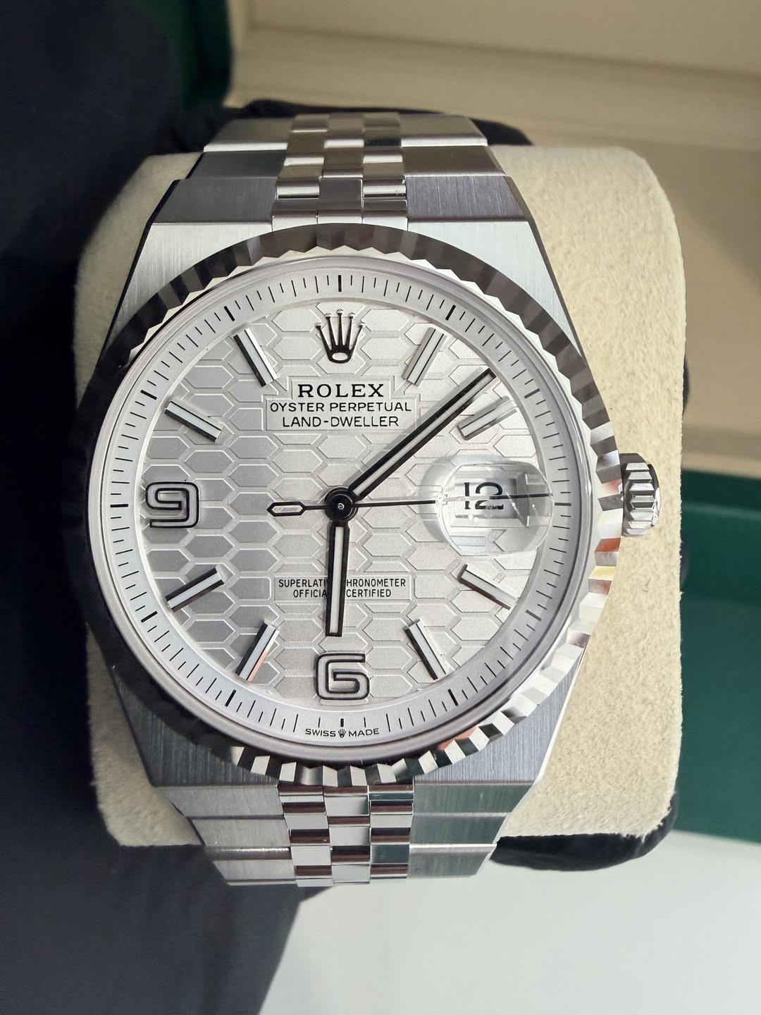 May be an image of wrist watch and text that says 'W ROLEX I EX OYSTER PERPETUAL OYSTERPERPETUAL PERPE ERPET ETUAL LAND- -DWELLER LAND-DWELLER ۲ 12 LA OFFICI បា SUPERLAT HRONOMET G…