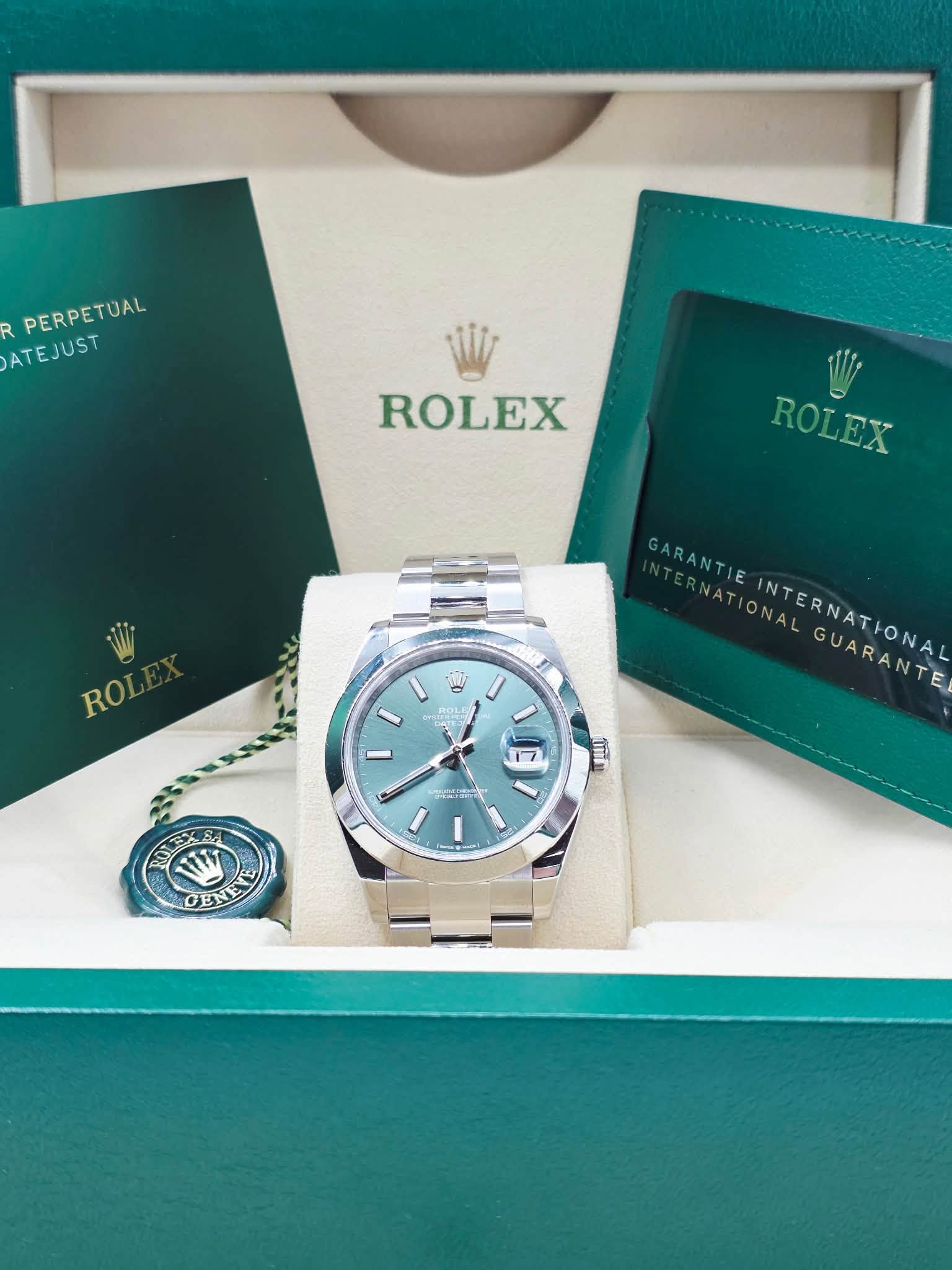 May be an image of wrist watch and text that says 'R ATEJUST PERPETUAL ROLEX ROLEX ROLEX ROL ROL S WOPL ROLE BOLE GARANTIE NATIONAL ΒΛΗΝ NAT ONAL INTERNATIONA! GUARANTE 1 17 MC…