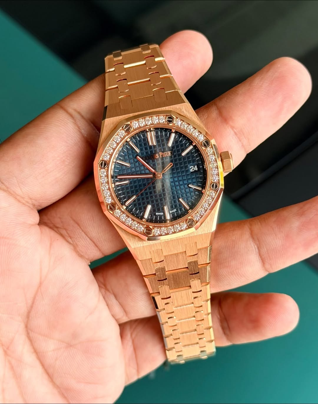 May be an image of wrist watch and text that says 'sP PIGUE 24 6 গ P Srss'
