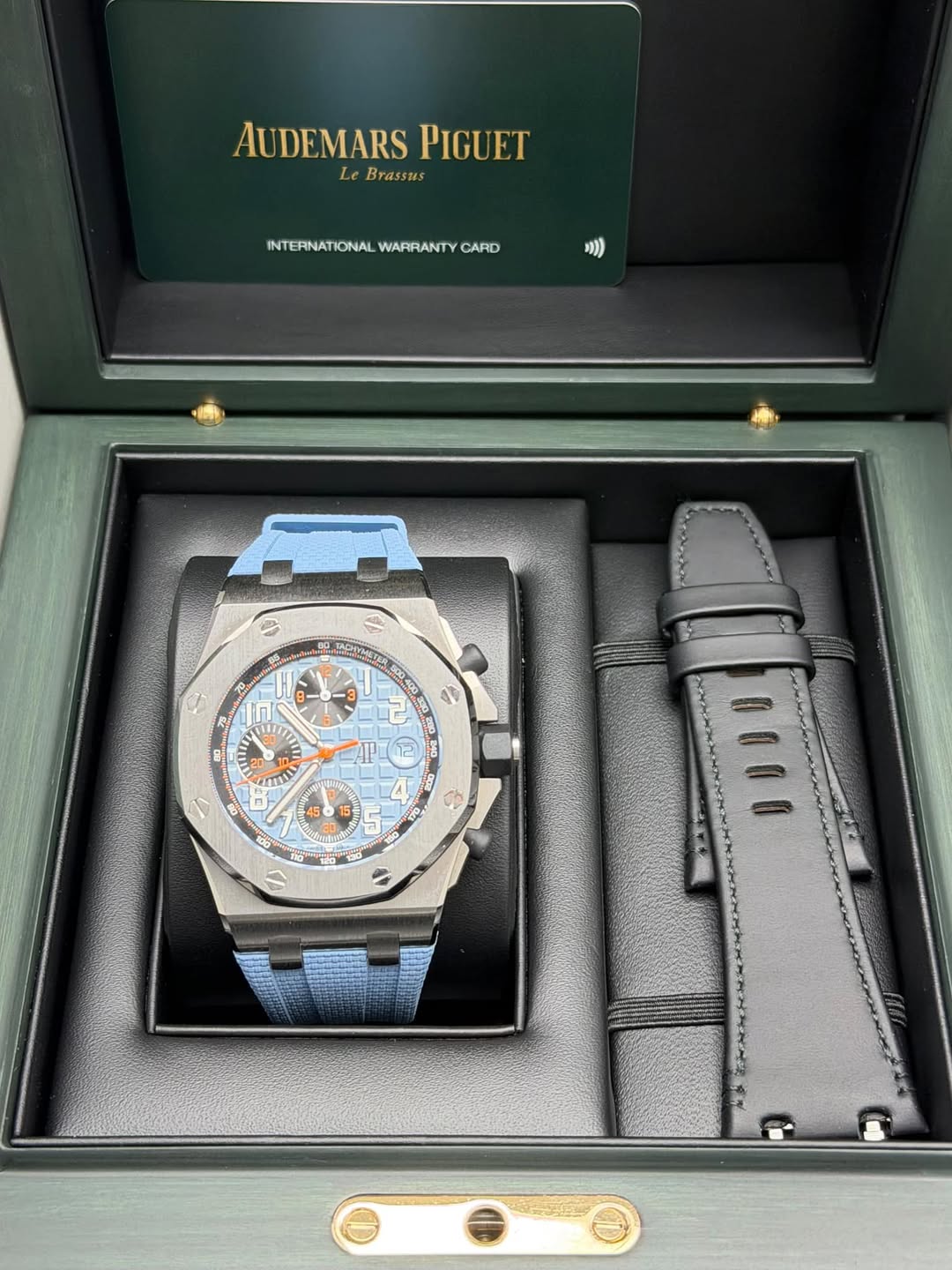 May be an image of wrist watch and text that says 'AUDEMARS PIGUET Le AUDEMARSPIGUET Brassus INTERNATIONAL INTERIVATIONALWAPRANTYCARD IONAL WARRANTY CARD m)) tte L 10 U SERELA 45'