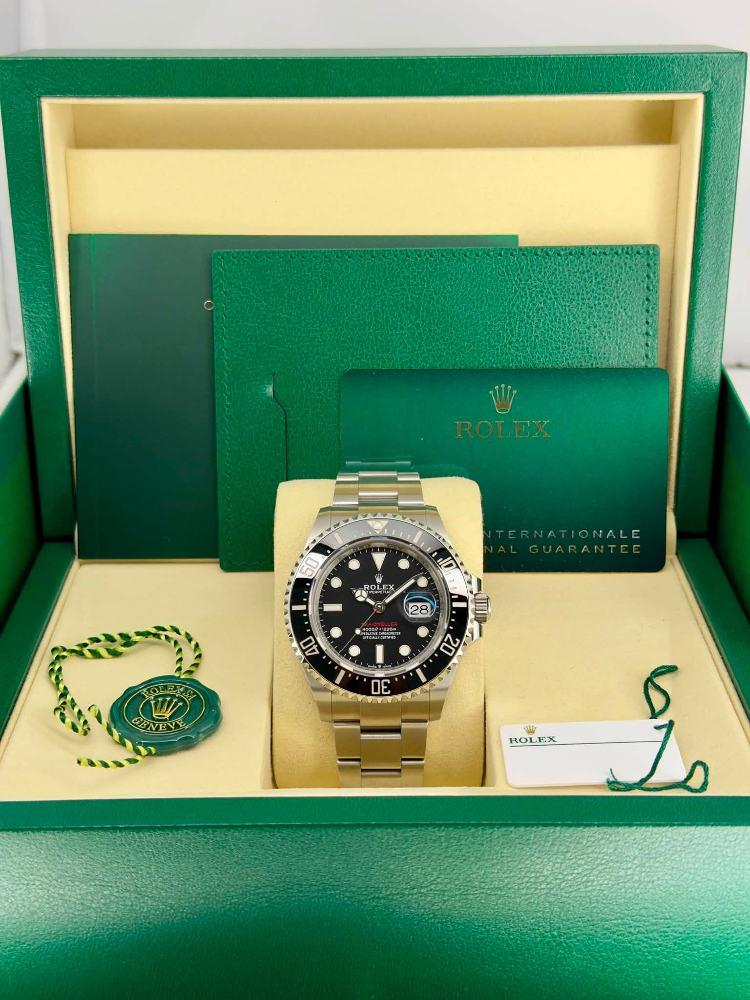 May be an image of wrist watch and text that says 'ROLEX 60 D NATIONALE 28 40 20 CEM CENE EVA VE DF จูโส ROLEX'