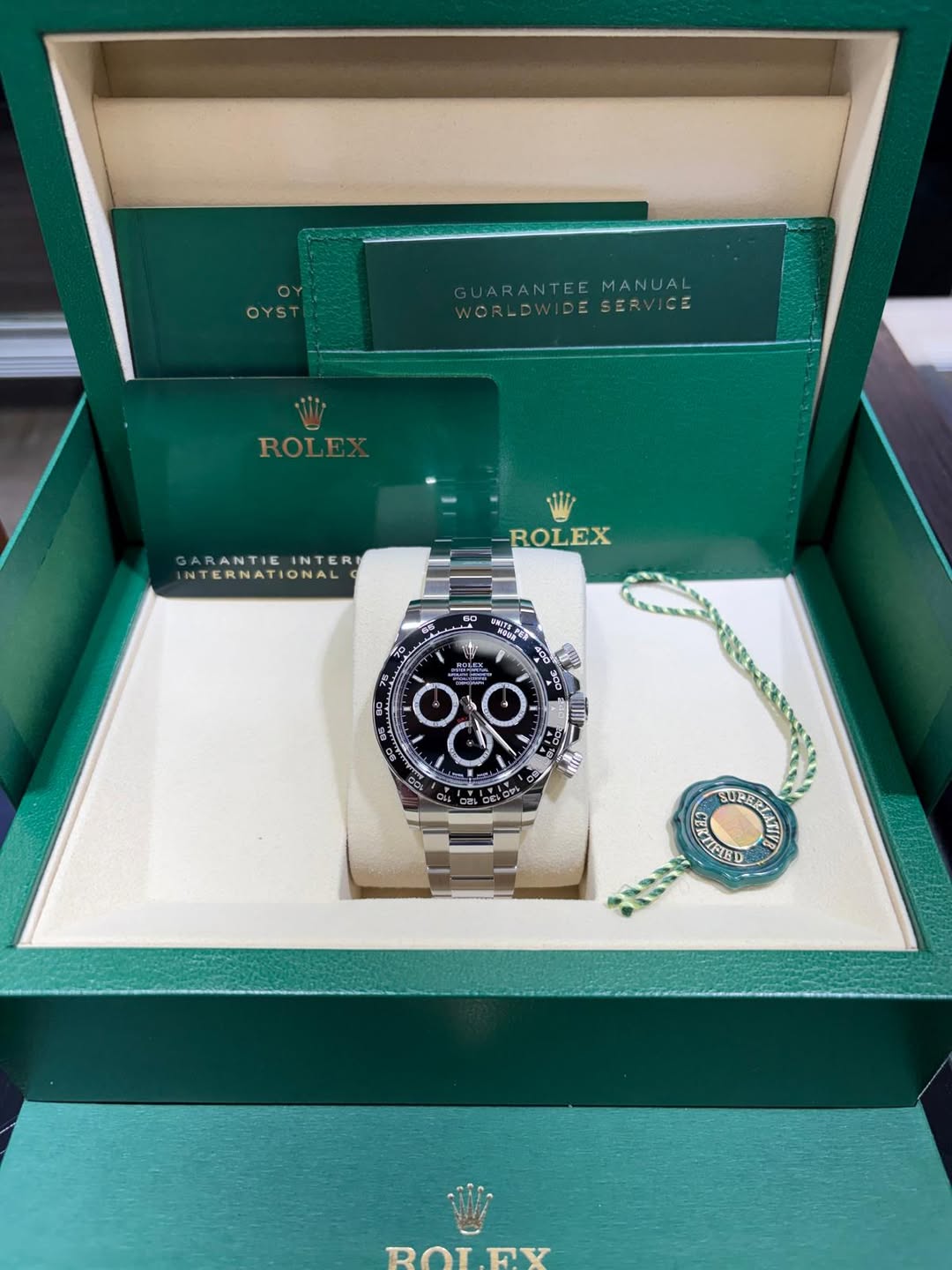May be an image of wrist watch and text that says 'OYST JARANTE RANTEEMANUAL ANTEE MANUAL DESERVICE ROLEX ARANTIE BARANTICINTERI ARANTIEINTER NTER NTERNATIONAL ROLEX BO% EKTIFIED…