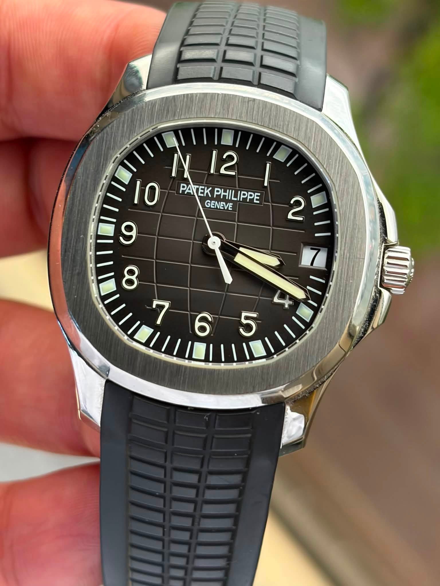 May be an image of wrist watch and text that says '10 12 PATEK GENEVE PHILIPPE '