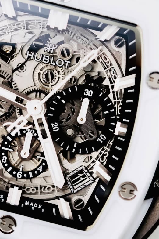 May be an image of wrist watch and text that says 'שתל ග 半0 O HUBLOT 川ン 1 O 9 30 و 20 十〇る 63 S 00o MADE 藍 3'