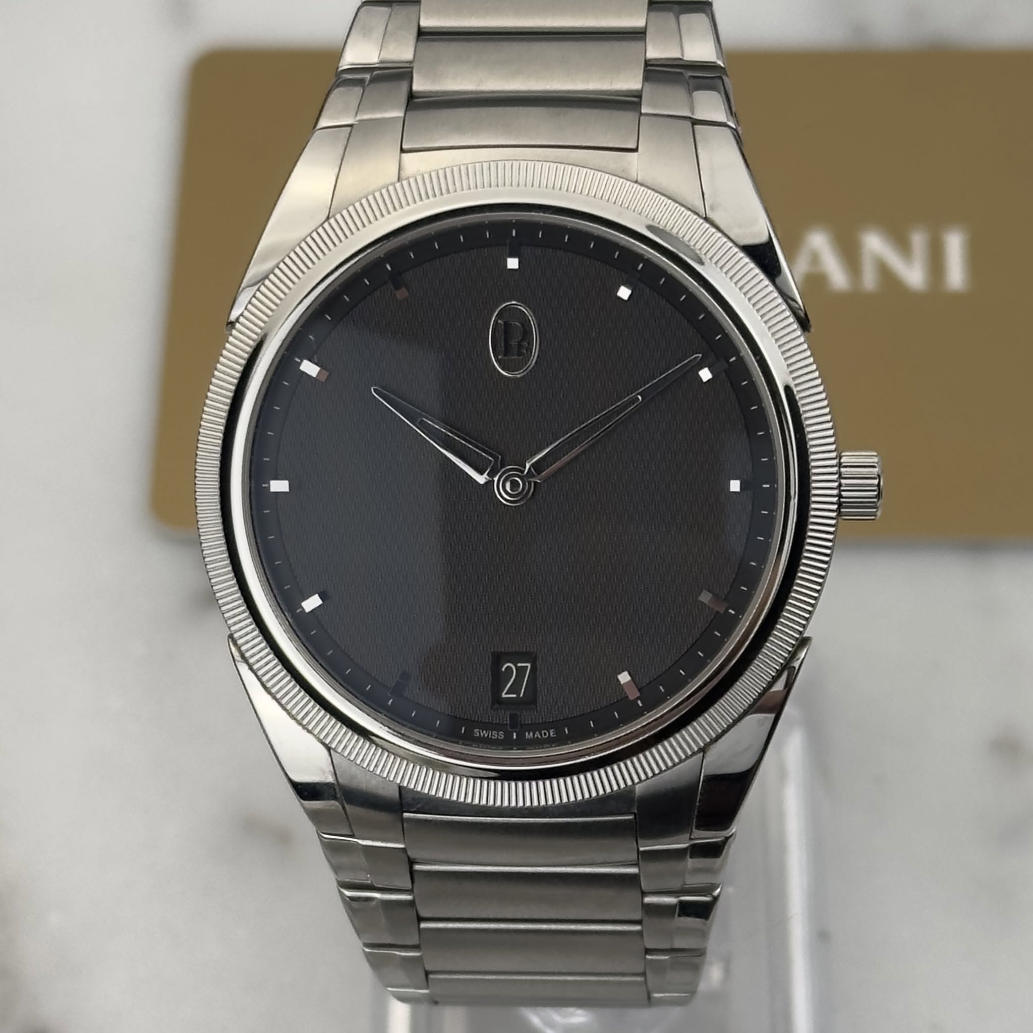 May be an image of wrist watch and text that says 'ANI 27 27'