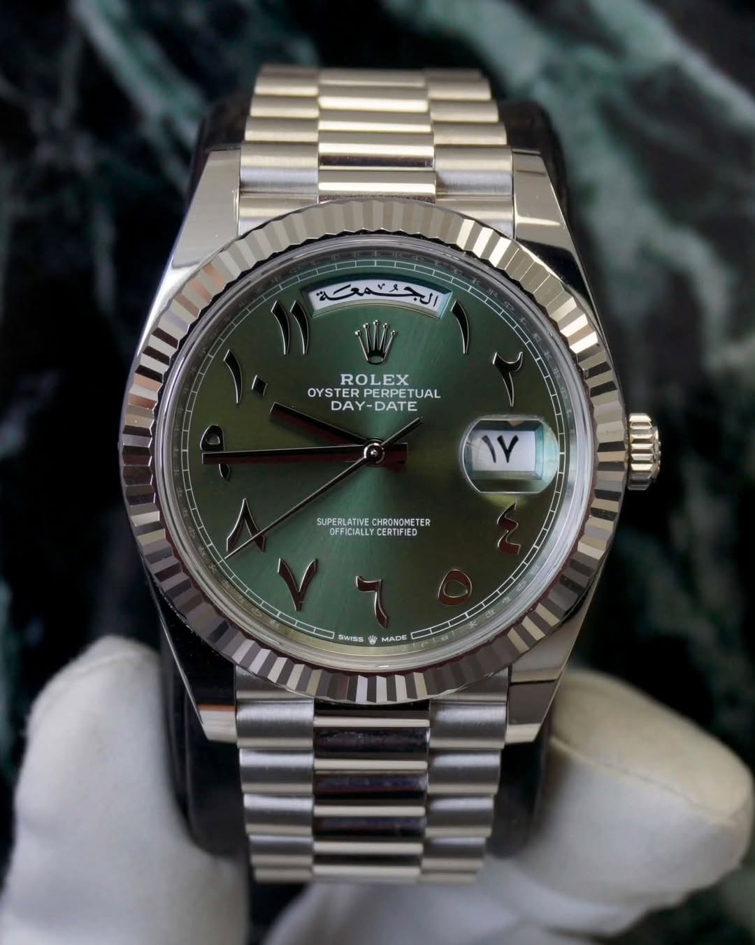 May be an image of wrist watch and text that says 'الجمعة W ROLEX OYSTERPERPETUAL OYSTER RPERPETUAL DAY-DATE DAY -DATE ۱۷ SUPERLATIVE SUPERLATIVECHRONOMETER…