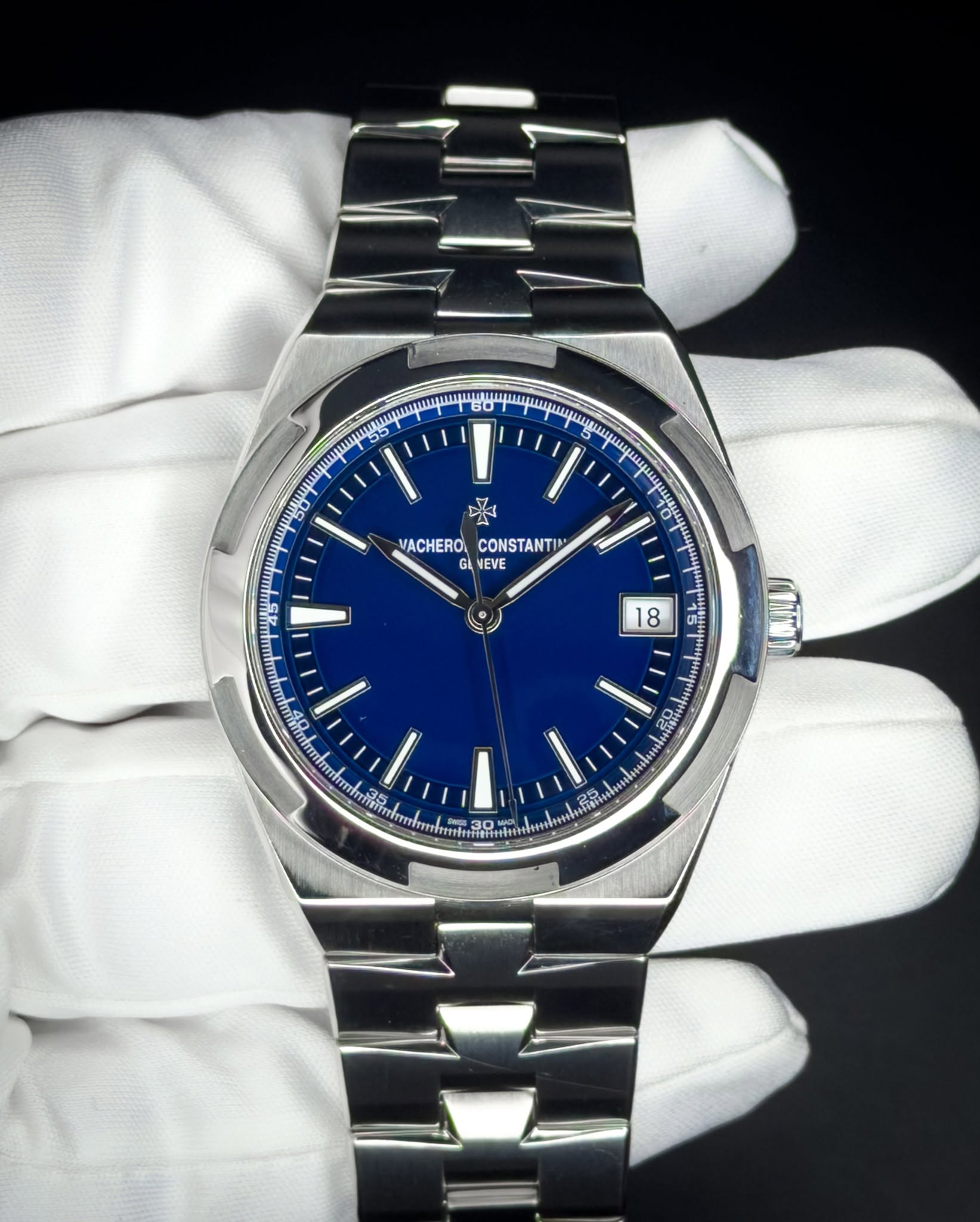 May be an image of wrist watch and text that says 'ヤ حه 10 VACHERO CONSTANTI GL NEVE I' 18'