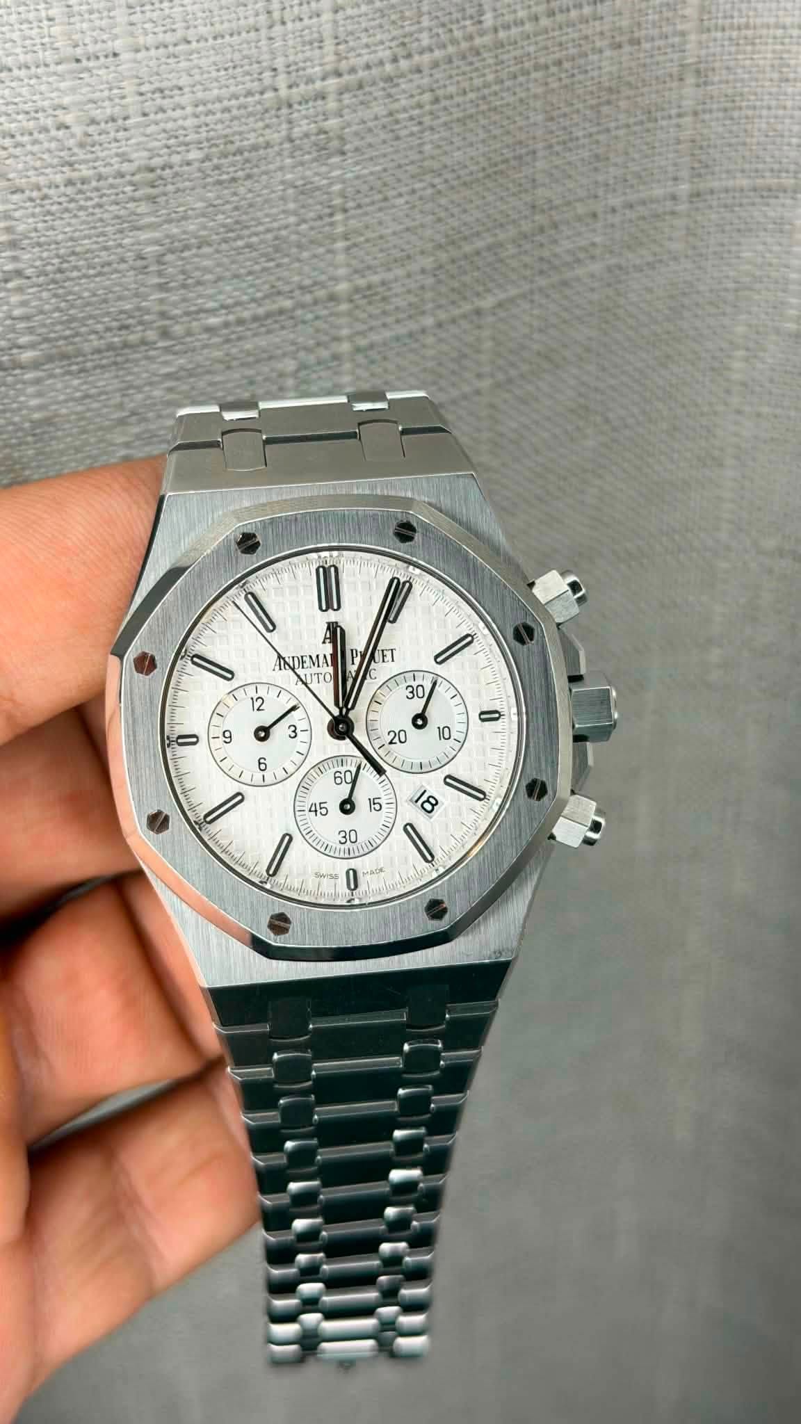 May be an image of wrist watch and text that says 'II INDEMA UTO 12 12 FT ر / 30 O O 9 3- 8 6 Ô ص 18 30'