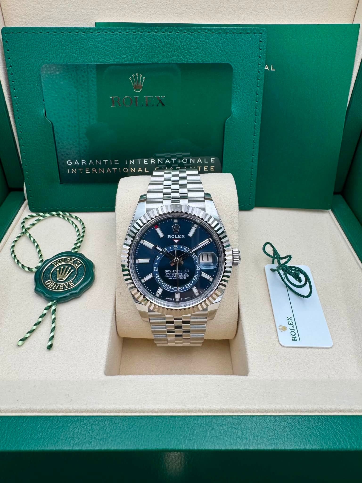 May be an image of wrist watch and text that says 'AL GARANTIE TIEI NTERNATIONALE GARANTENALPATEE TIONALE GARANTIEINTERNATIONALE INTERNA ONAL TEE ROLEX EX RO .10 GENEVE OLEAY W…