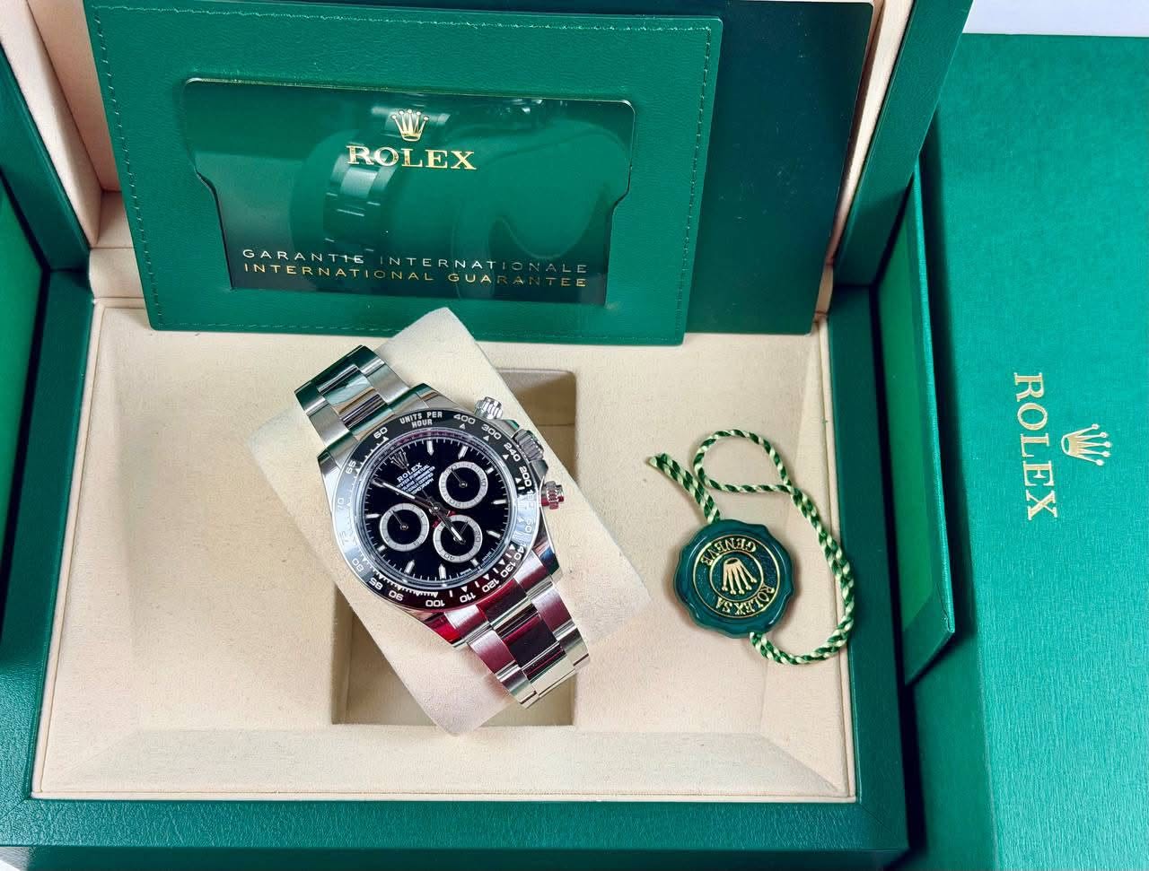 May be an image of digital watch and text that says 'ROLEX GARANTTSINTERNAT NTERNAT GARANTTE INTERNATI NALGUA ญูตจด CO TM S8 OE DP 品 OCL oOL ROLEX ሠ ROL EX SNIO N Kχ4'