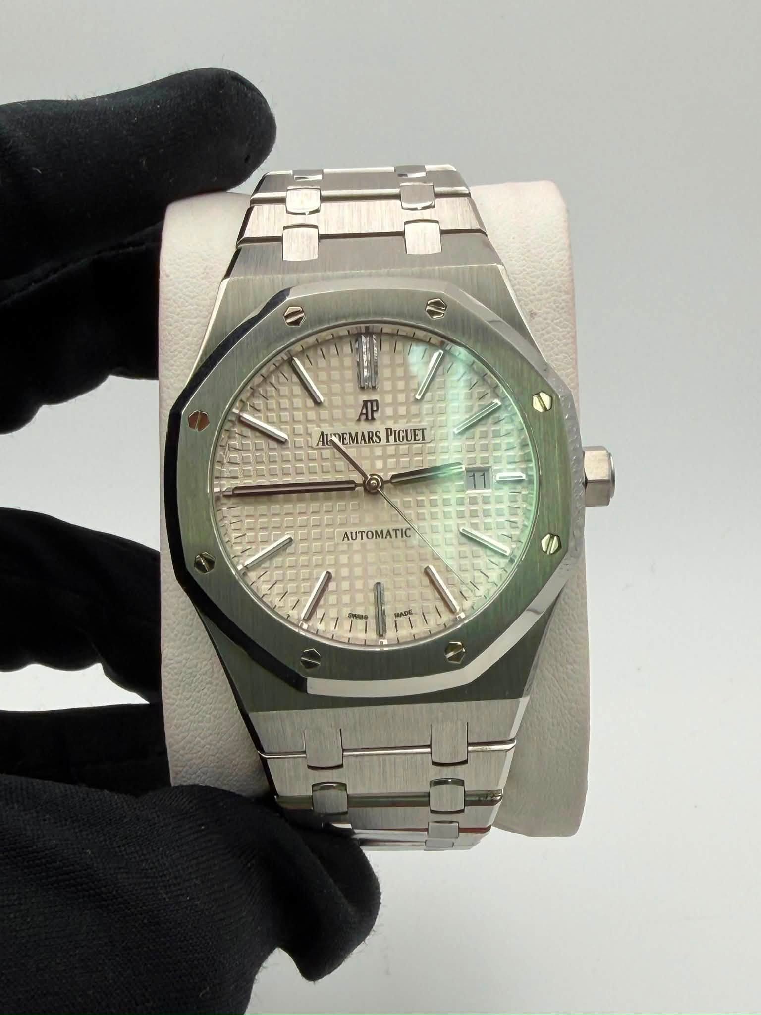 May be an image of wrist watch and text that says 'AUEMARS ALMEMARSPIGUET PIGUET AUTOMATIC'