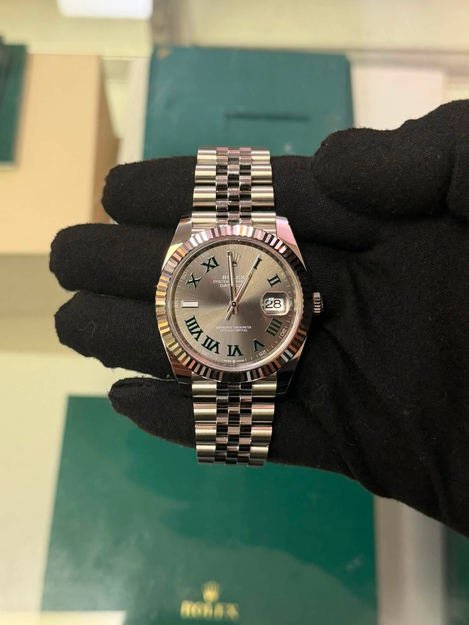 May be an image of wrist watch and text that says 'I 28 1 n b0 XI XI YSTER MT VIII 頭 -G nyW VIII ۲ 2 4 20'