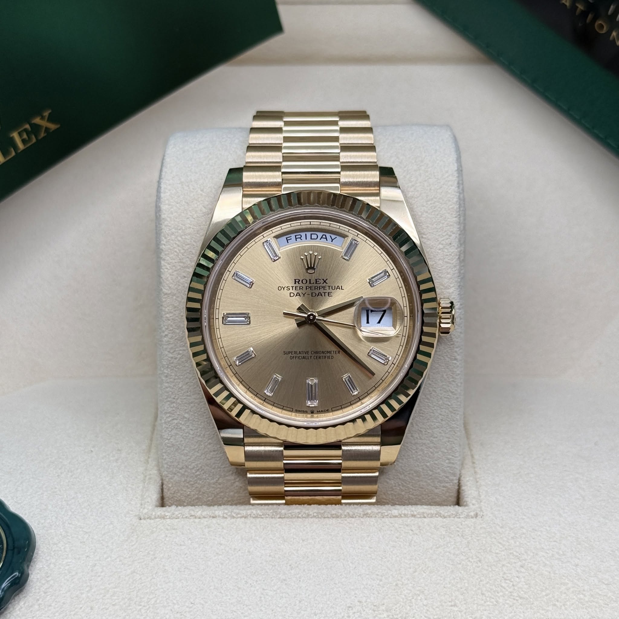 May be an image of wrist watch and text that says '是 FRIDAY FRIDAY S OWSTER OYSTER D TUAL ل F د 라페지 1อม HLOM'