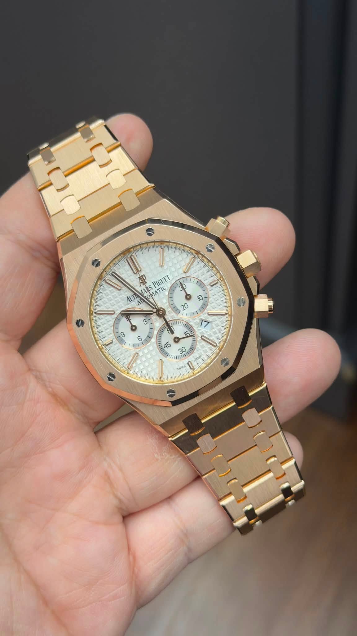 May be an image of wrist watch and text that says 'S 10 O0 VARS AP PIGUET AUD OMATIC AT n 20 3- S 1 N0 '