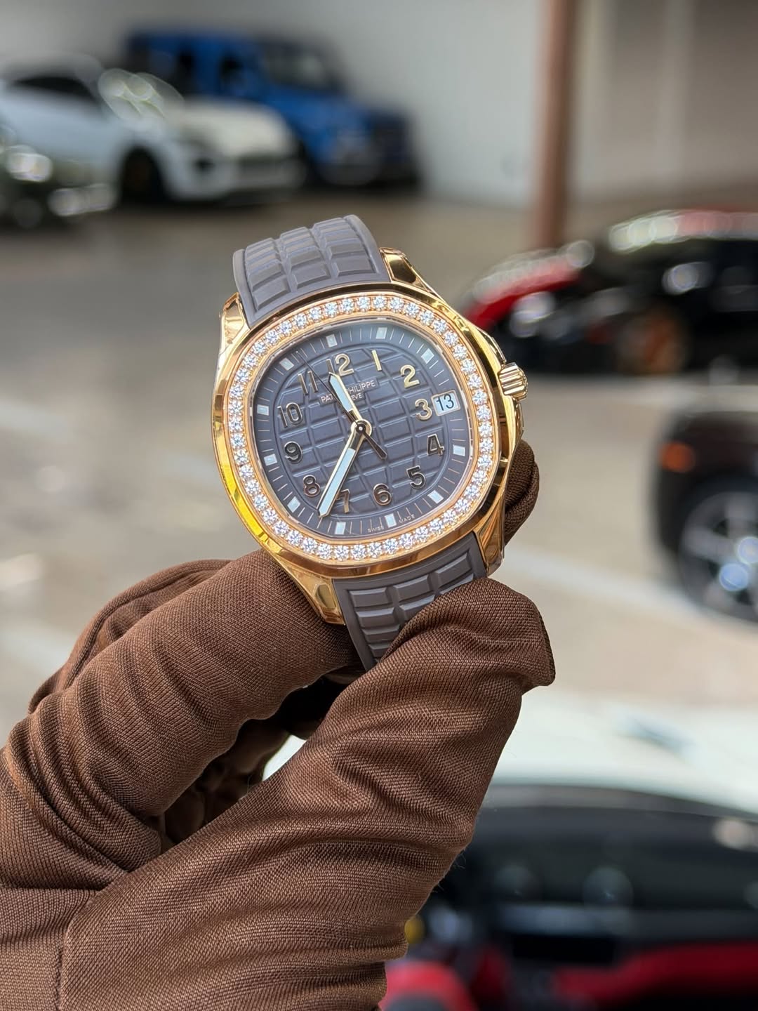 May be an image of wrist watch and text that says '2 ١ 2 UFPE DE 3 13 PO PA O 10 8 CO'