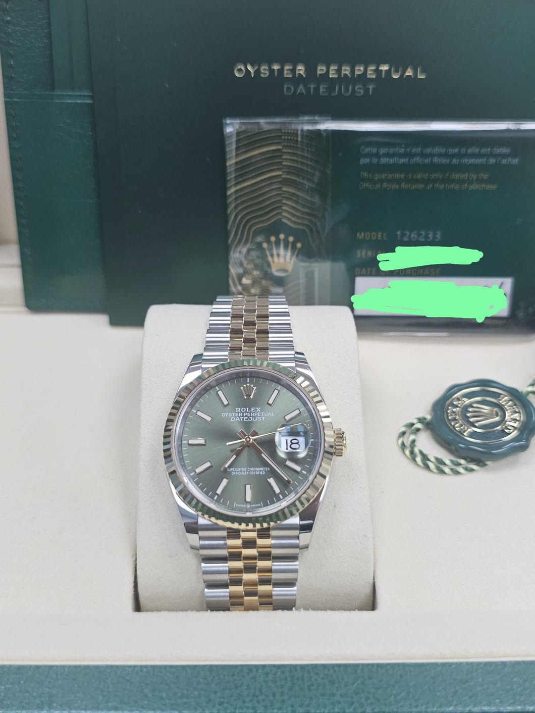 May be an image of wrist watch and text that says 'OYSTER OYSTERPERPETUAL PERPETUAL ROLEX ROLEX D DAT FOLIN JUST R 18 KH 2010025" អេល្ណ'