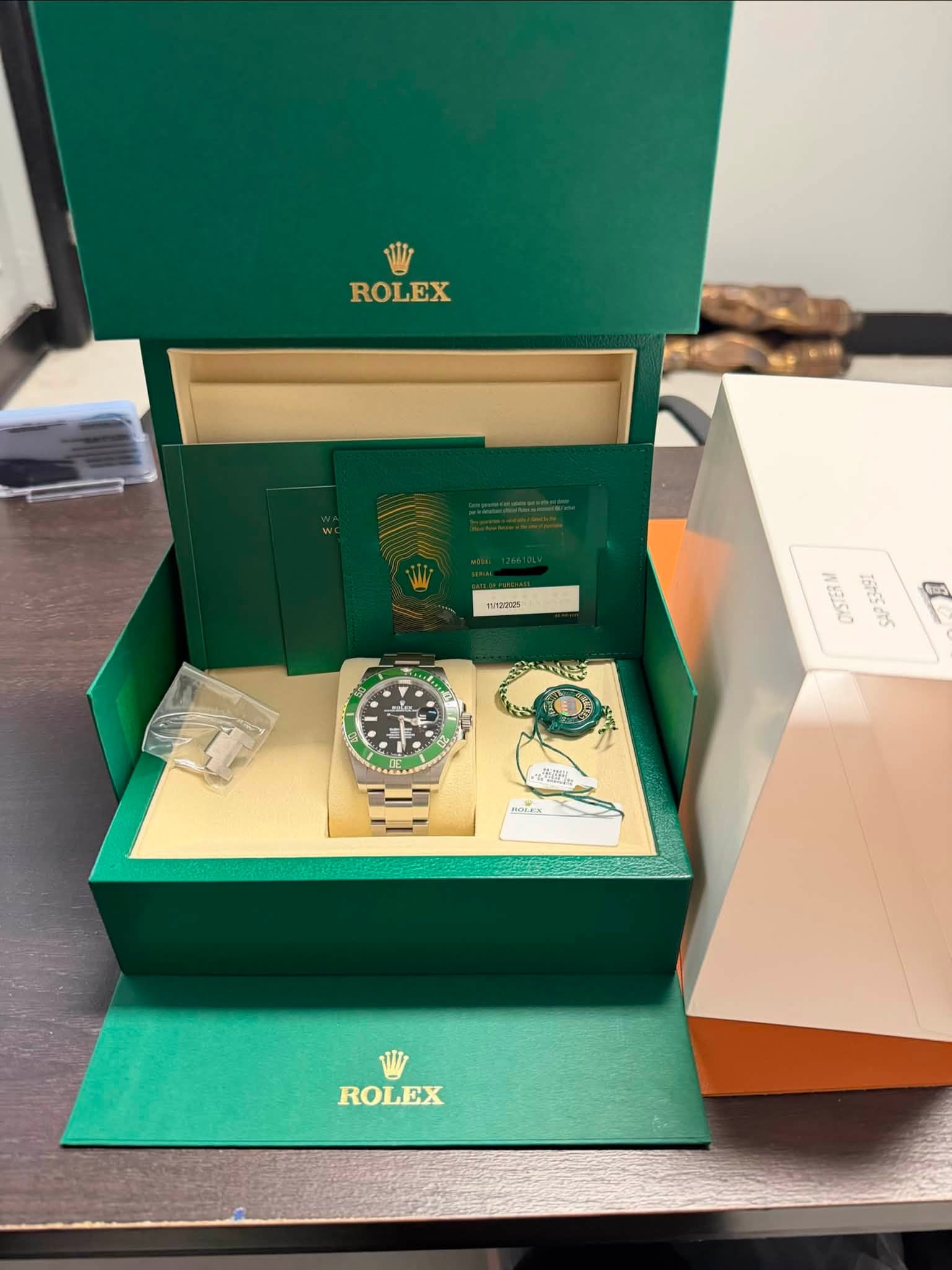 May be an image of wrist watch and text that says 'ROLEX V1132025 แตรบ കടക ግስ nOUE WII ROLEX'