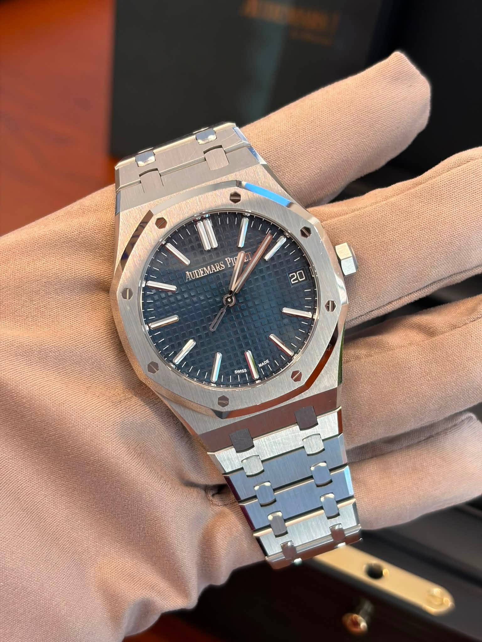 May be an image of wrist watch and text that says 'II PIo 010 AUDEMARS 20 1 A 0 uns'