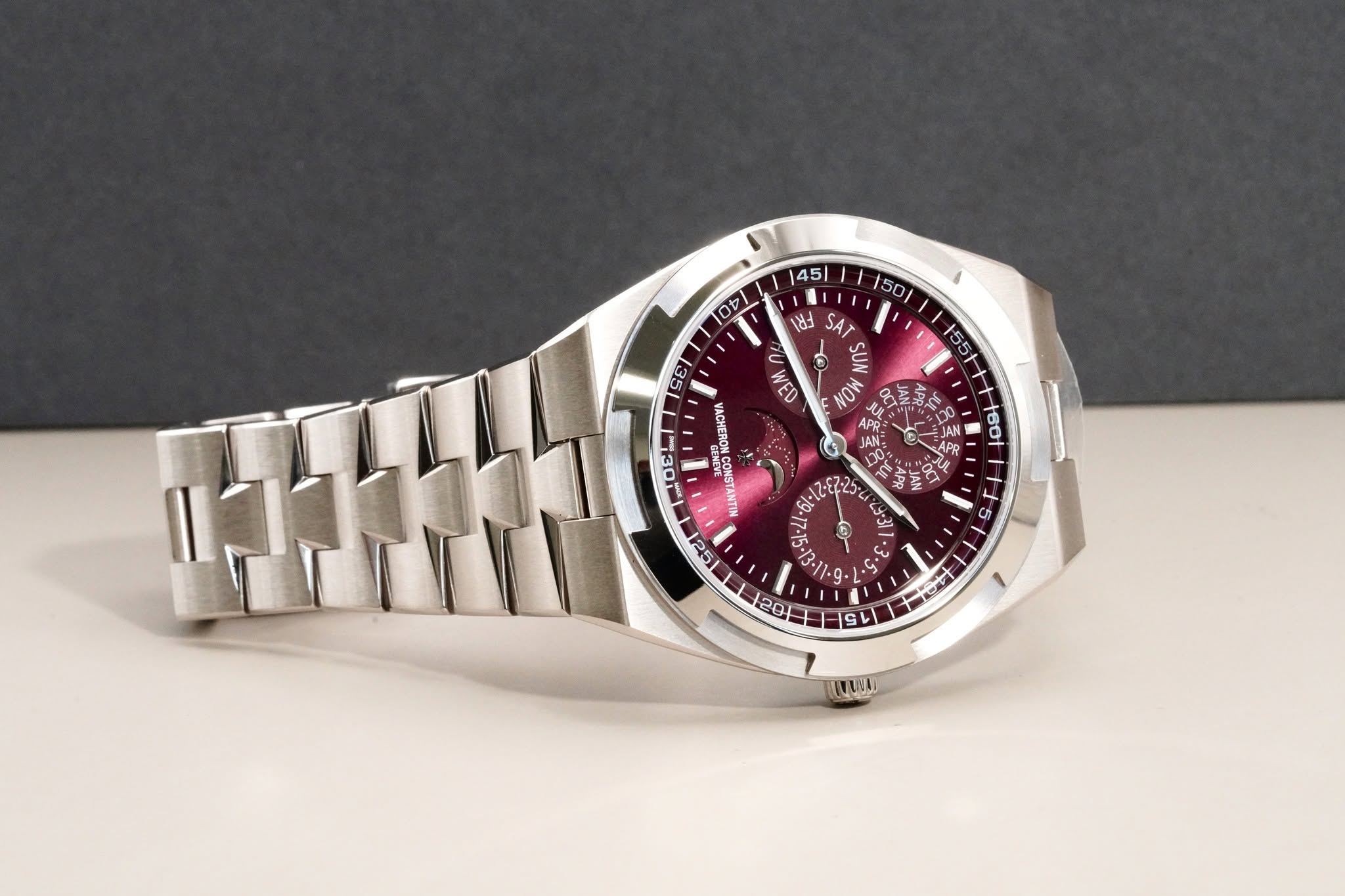 May be an image of digital watch and text that says '5 50 45| 車 لحلاا SAT ۲ SUN WED NOW 55 n SE SE VACHERON M301 ONSTANTIN 25 ص AP APH toot 5 • بى. 1 0 Eo 120 2 رج Un'