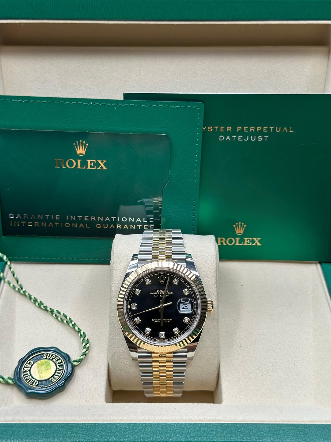 May be an image of wrist watch and text that says 'YSTER PERPETUAL DATEJUST OLEX TERNATIONALE RANTE ROLEX 梅 發 電 โ 4 பாட் $ ह 33 CRIED সस SUP'