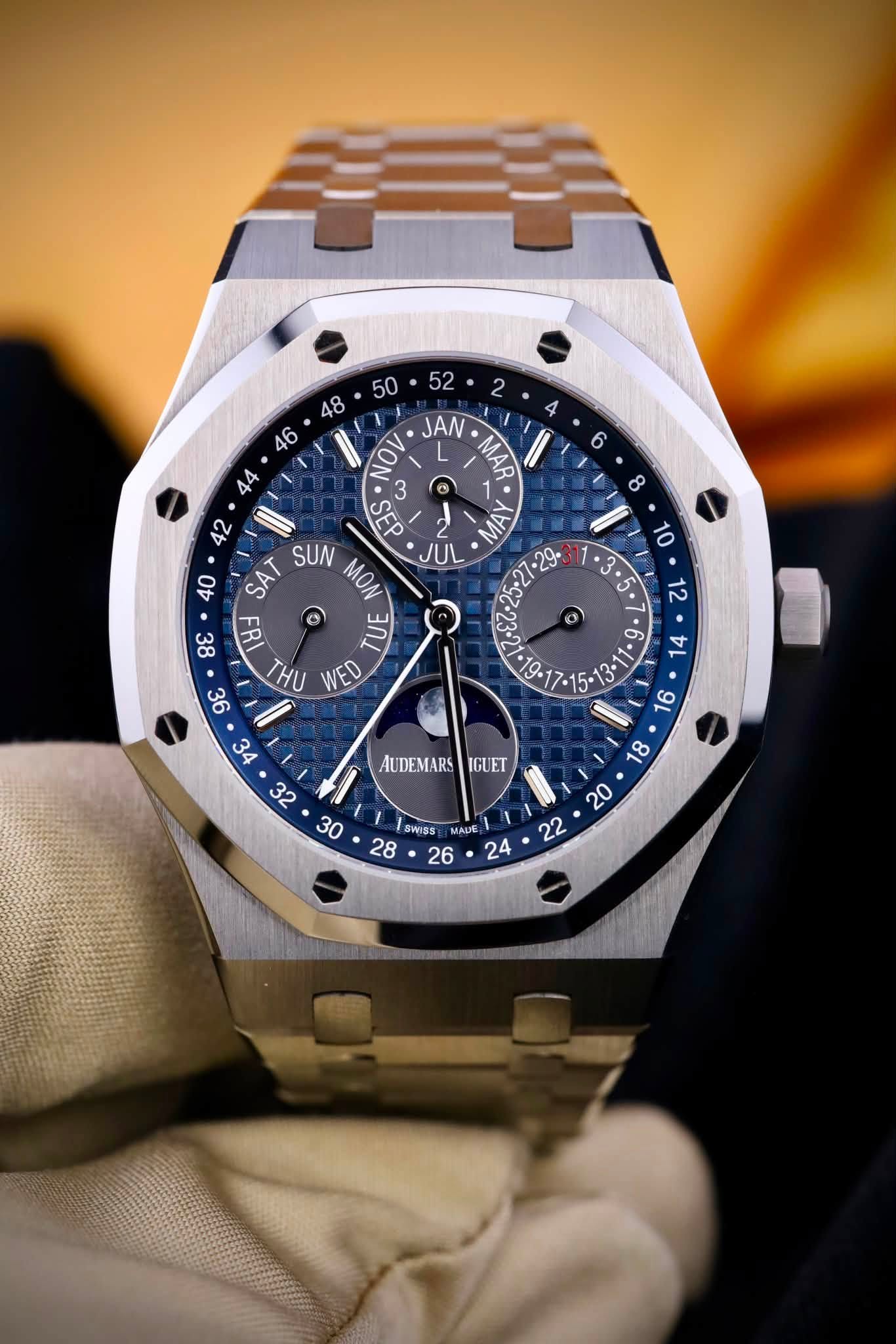 May be an image of wrist watch and text that says ' JAN MAR Νοι س 42 U ن SEP SUM JUL SAT MON ® TUE 18 THU WED EU 40 10 ١٧ ול 3O AUDEMARS IGUET 8 20 22 SWISS MAT, 28 26 24'