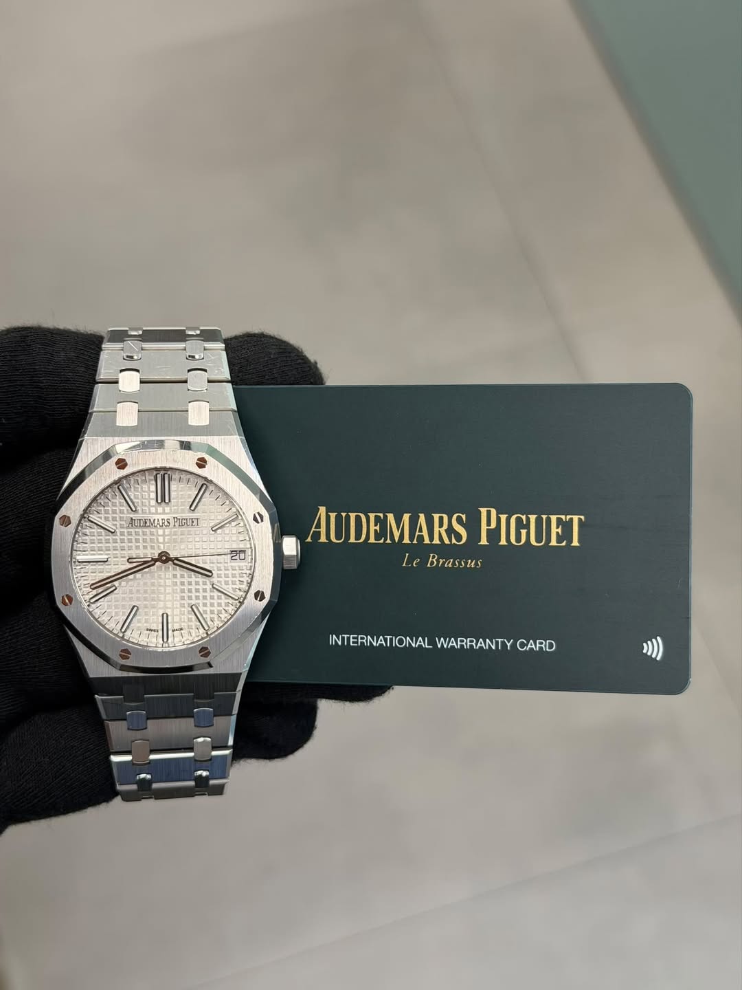 May be an image of wrist watch and text that says 'LUEMARS PGUEL 20 AUDEMARS PIGUET Le LeBrassus Brassus l أ۱1- ا INTERNATIONAL WARRANTY CARD'
