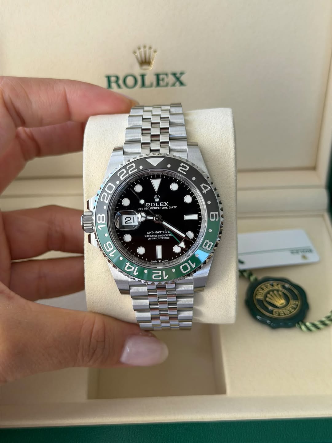 May be an image of wrist watch and text that says 'ROLEX C 1公 ROLE OLF X 01 CEFTU an 21 6 WASTER '