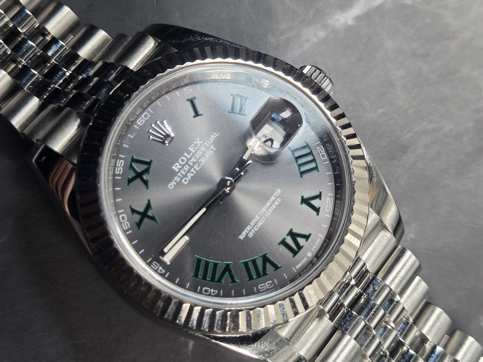 May be an image of wrist watch and text that says '60 mUu III 55 I ROLEX LEX EJUST DATEJUST λυ UAL OYS DER DATE 香田 M 50 IIII 120 CERTIFIED A oi SUPERLA SUPERLATIVE OFFICIALLY ١I…