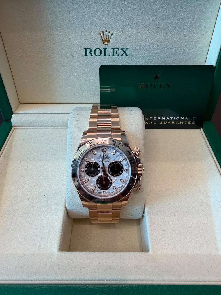 May be an image of wrist watch and text that says 'ROLEX NTERNATION GUARAN 65 70 0 ប៊ើន Ό O'