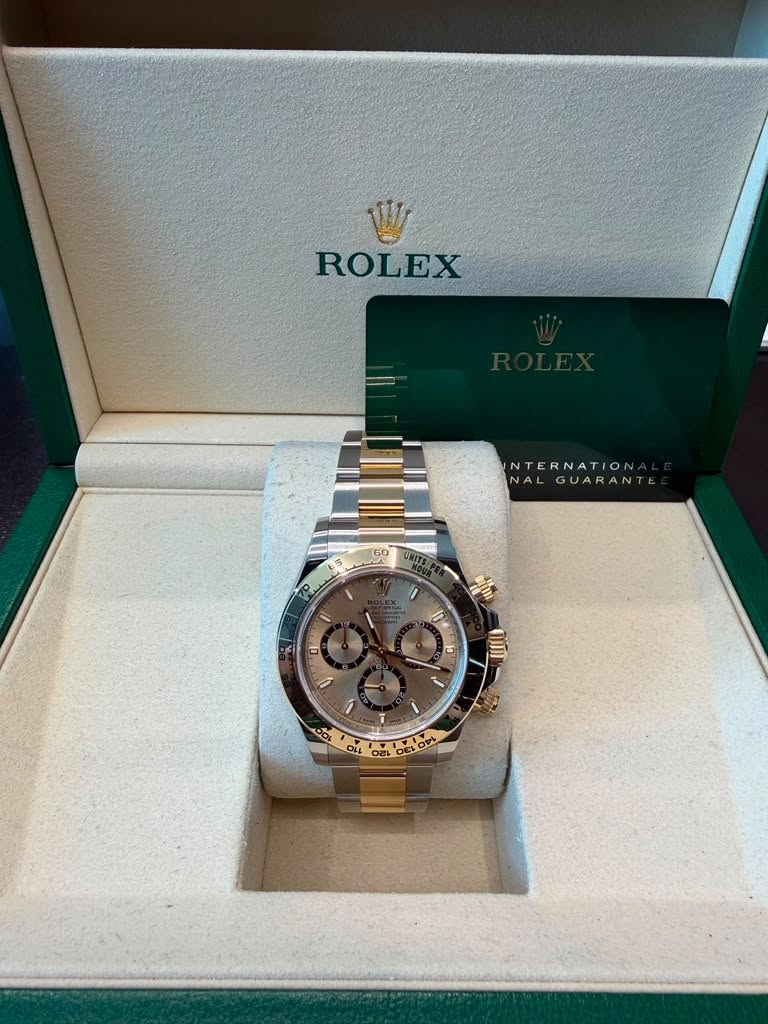 May be an image of wrist watch and text that says 'W ROLEX NTERNATION NALGUARANTE GUARANT 70 A! 0 I ۵ 1 i OOL lou 11L oτι DELORL 4 S'