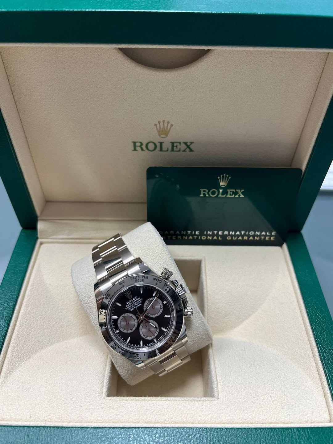 May be an image of wrist watch and text that says 'Wy ROLE ΝOύΑ INTERNATIONALE GUARAN 79'