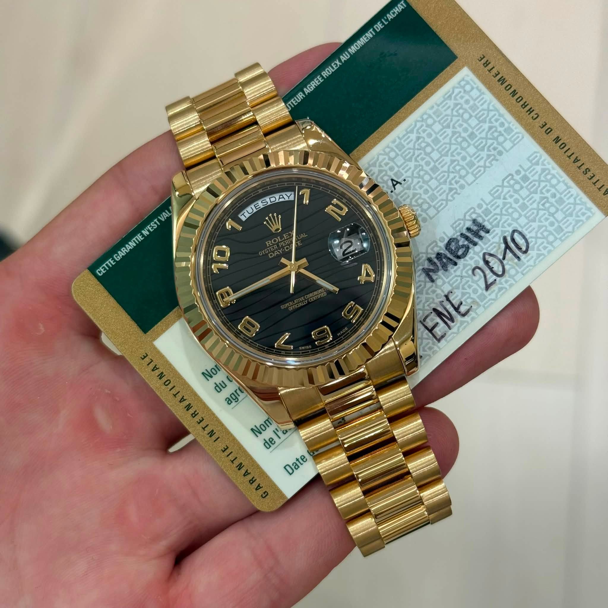 May be an image of wrist watch and text that says 'ACHAT DEL MOMENT AU ROLEX AGREE TEUR VAL N'EST EGARANTIE CETT TUE TUESDAY و 10 E ENE2010 NABIN 2010 ENE Nor O0 ου agre aл Nom…