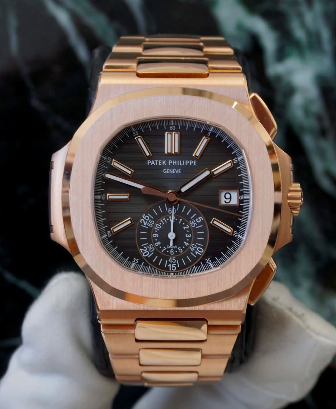 May be an image of wrist watch and text that says '一目/ PATEKPHILIPPE PATEK PHILIPPE GENEVE 9 జలా ಓ 20 10.11. တ 20 ထ • ن + 9 ም 5 නහ් 10 T0'
