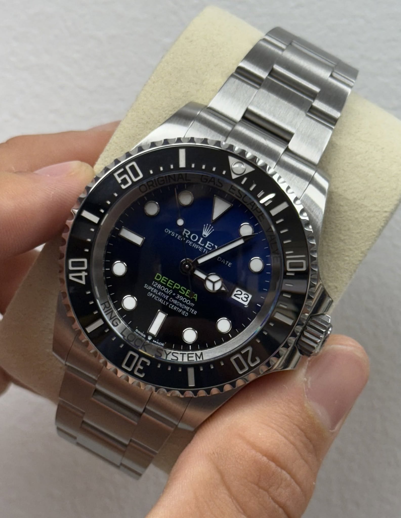 May be an image of wrist watch and text that says '50 ROLEX STROLE 2 ERF PERPET AO LATIVE 12800/t 800/ 3900m 23 WISS 等 MADE STEM YSTEM'