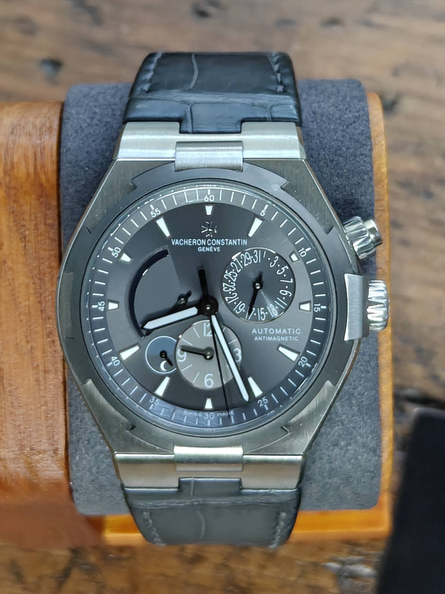 May be an image of wrist watch and text that says '60 55 A 50 10 VACHERON VACHERONCONSTANTIN CONSTANTIN GENEVE CONST ်း.2မ-2724 جا 15 T-29-3/ 3 ف 45 15 AUTOMATIC ANTIMAGNETIC 3…