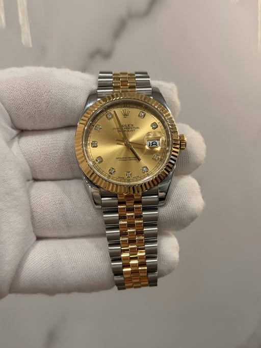 May be an image of wrist watch and text that says '操 製 18 通'