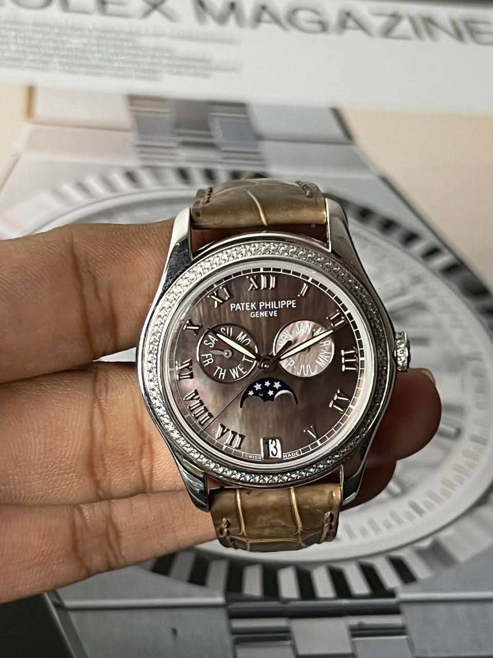 May be an image of wrist watch and text that says 'MAGAZINE א' XJ PATEK PHILIPPE IPPE GENEVE ٢ ا۱۱ S Mn ITi 0 H WTЛ A II1 .리 កូពយន I 고워이지다 3 HADE'