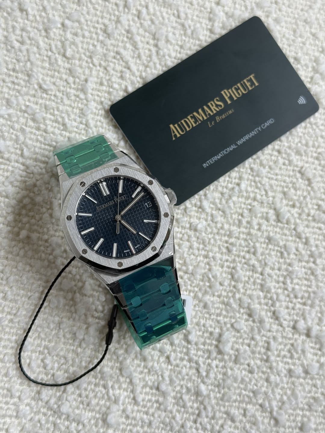 May be an image of wrist watch and text that says ') AUDEMARSPIGUET WAHRANT WARRANT PIGUET AUDEMARS Brassus CARD INTERNATIONA N TERNAT ONA IN'