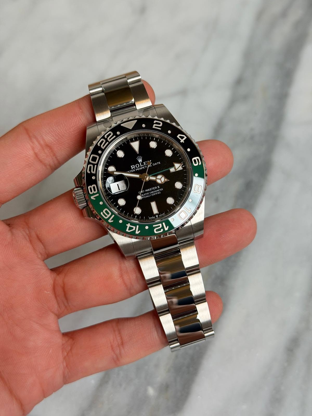 May be an image of wrist watch and text that says 'ROLE -MASTE • C ה 마·리 بكح 12 00'