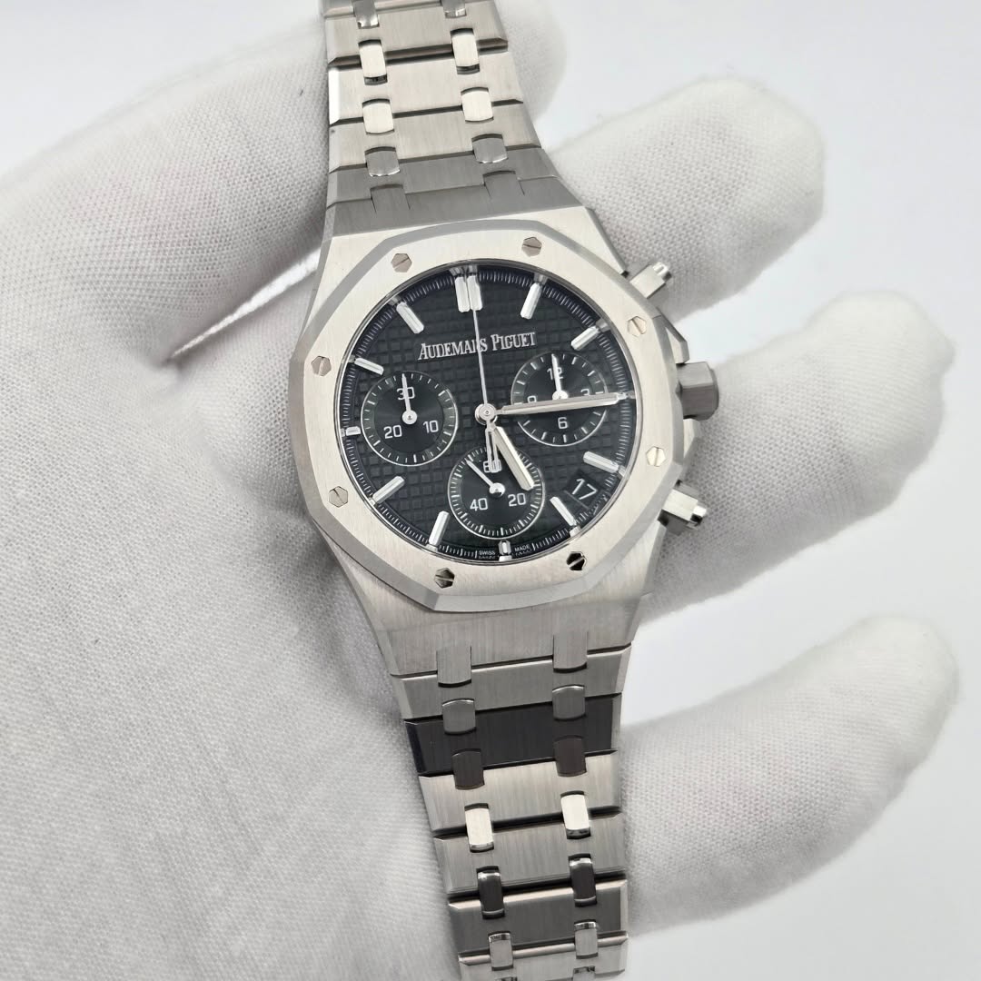 May be an image of wrist watch and text that says 'M + AULEMAIS PIGUET hnethnt O '