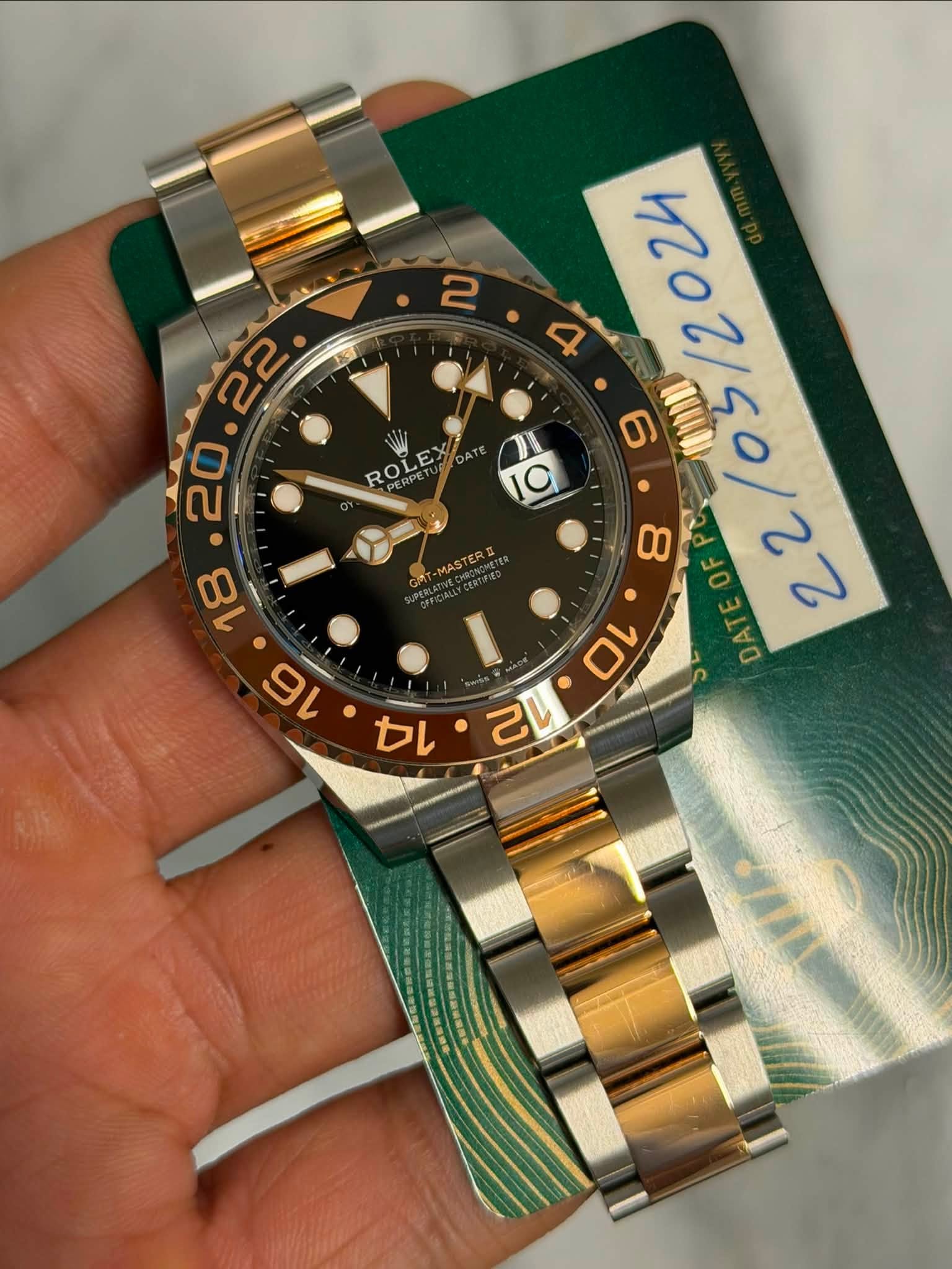 May be an image of wrist watch and text that says '2工 ROLE ERS ទ 1202/50122 E 22 20 II 6 10 00 DATEOF 18 MASTERE OF DAT 16 D 14 12'