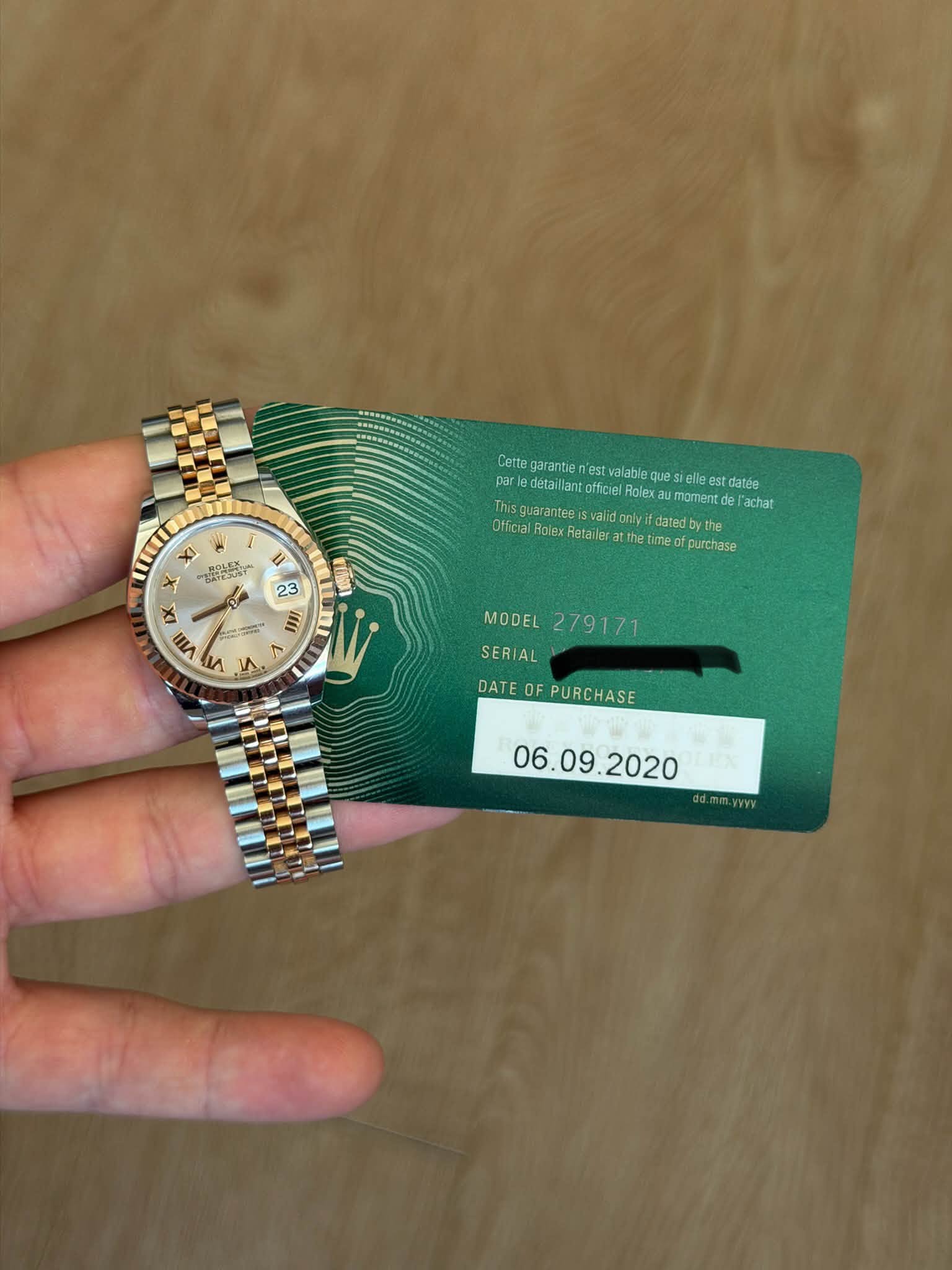 May be an image of wrist watch and text that says 'Cette garantie n'est valable que cetgrarteriartat es datée par par officiel moment achat uarantee Otficia Hatarla XI 45 X 23 IX T…
