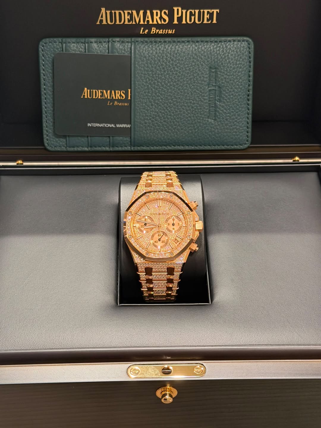 May be an image of wrist watch and text that says 'AUDEMARS PIGUET Le Brassus AUDEMARS Brassas INTERNAT INTERNATIONALWA INTERNATIONALWARA ONAL WARRA'