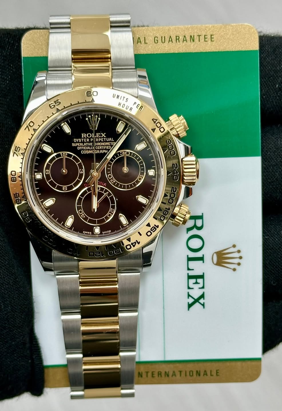 May be an image of wrist watch and text that says 'AL GUARANTEE 60 65 70 UMITS HOUR ER ROLEX OYSTER RPETUAL UAL SUPERLATIVE SHRONOMETE OEEICIBLINCERTIFI COSMOGRAPH COSMC ๑ 6 ل 0…