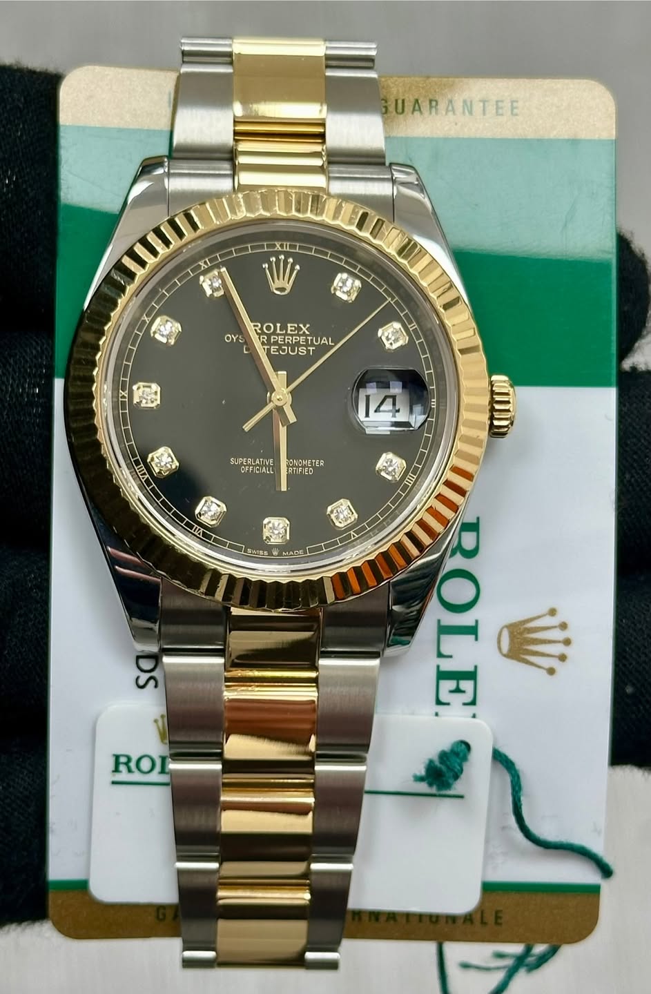 May be an image of wrist watch and text that says 'UARANTEE XL XIC W OYS L ROLEX PERP PERPETUAL TUAL TEJUST 紙 福 14 ん и SUPEF SUPERLATIVE FFICIALL RONOMETER RTIFIED メン 夢以生たち MIS5…