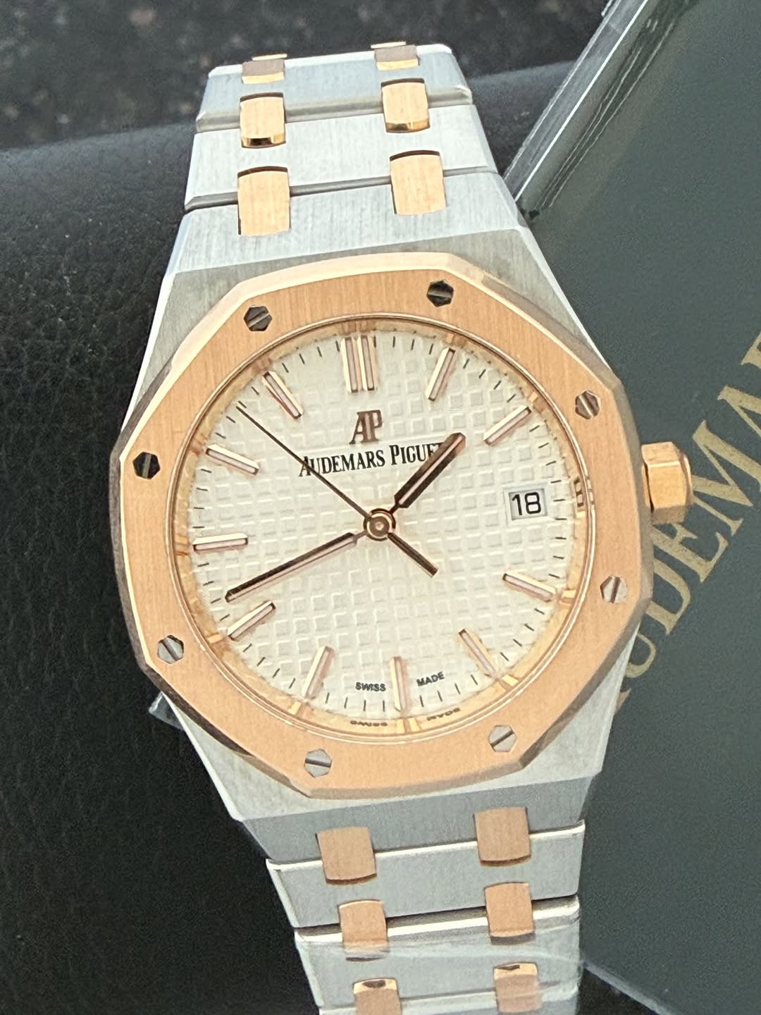 May be an image of wrist watch and text that says 'AP UDEMARS XUDEMARSPIGUE PIGUF 18 0 SWISS MADE'