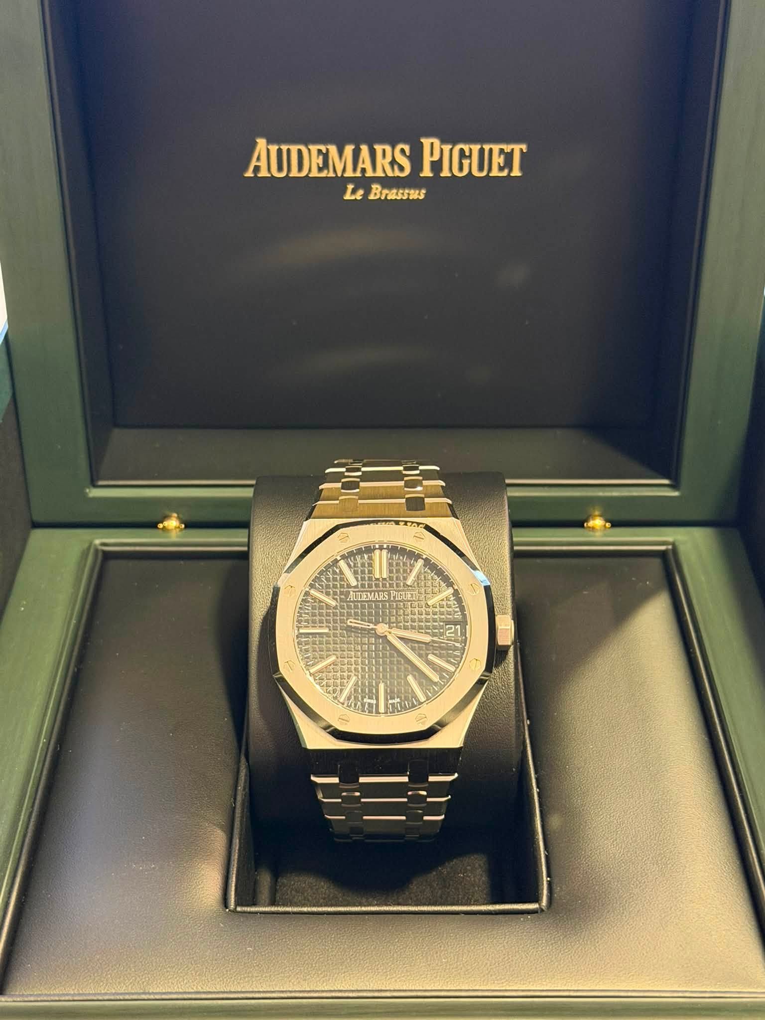 May be an image of wrist watch and text that says 'AUDEMARS PIGUET Le Brassus ALTEMAES PIECELET רבו ごミ'