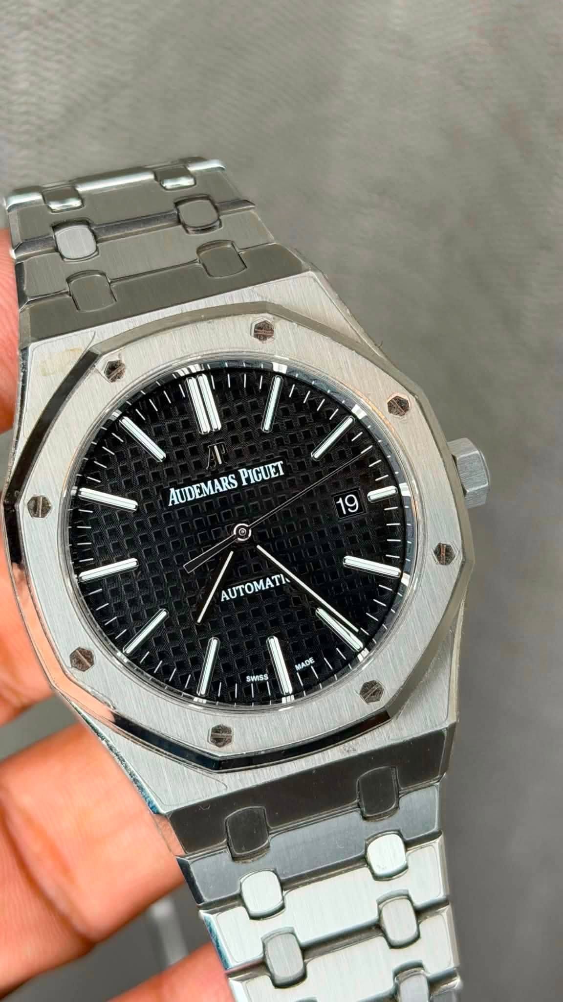 May be an image of wrist watch and text that says 'PIGUET AUDEMARS 19 AMA AUTOMATI ADE M SWISS'