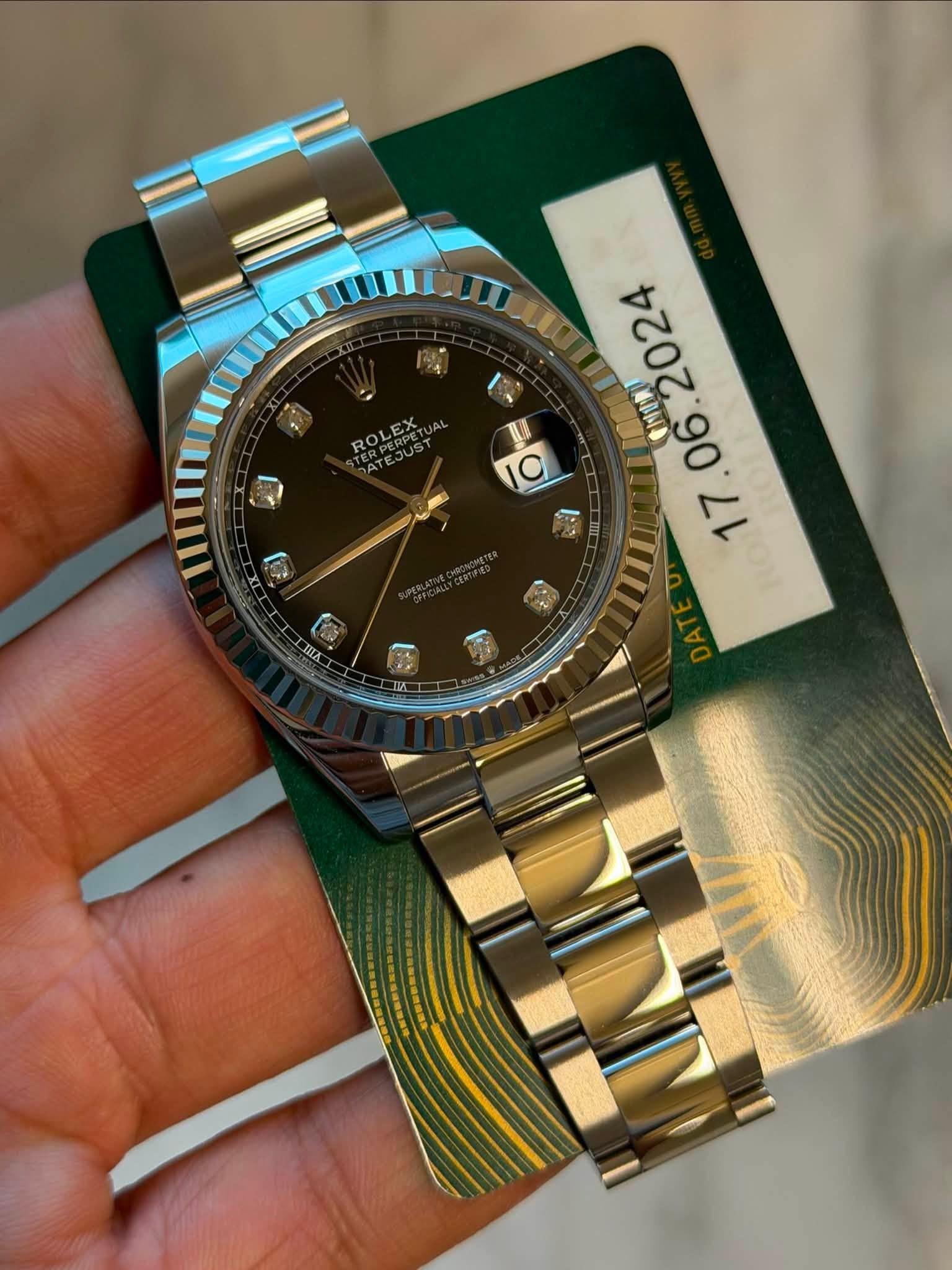 May be an image of wrist watch and text that says 'ROL ROLEX ATEJUS 국 muu uu 0 O 油 100090 O 11 D ΜA'