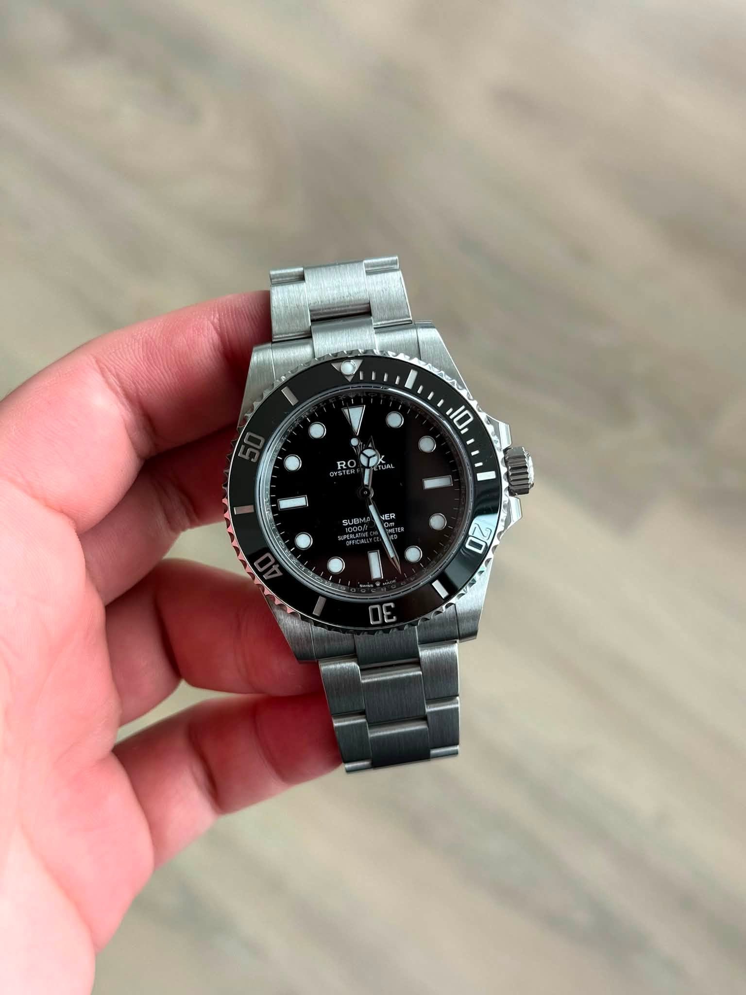 May be an image of wrist watch and text that says '10.I 110, 20'